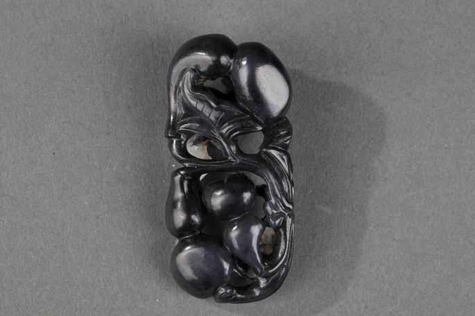 Pendant nephite black and white carved in the shape of two bats with double gourds and their foliage | MasterArt